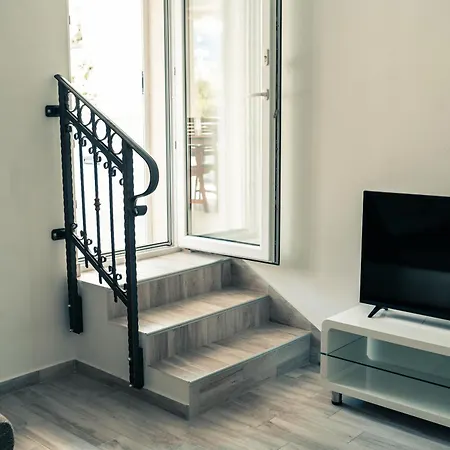 Apartment House R&r