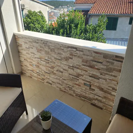 Apartment House R&r