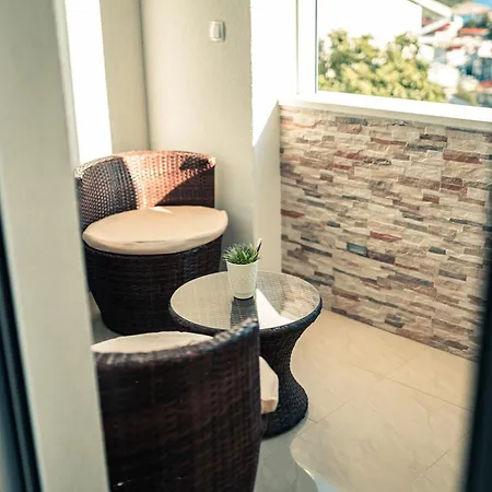 Apartment House R&r *